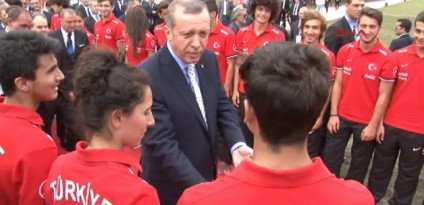 erdogandan_genc_futbolcuya_dovme_uyarisi