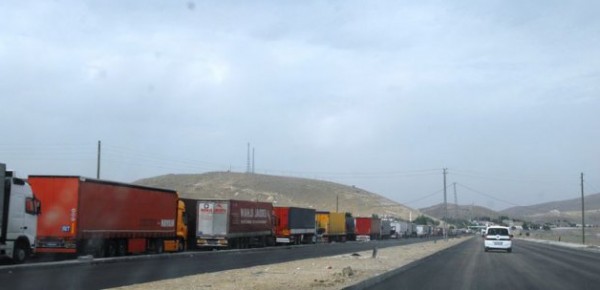 iran_sinirinda_12_kilometrelik_tir_kuyrugu