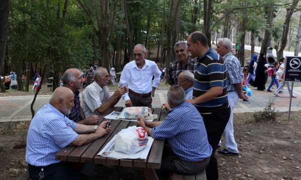 ikinci_bahar_yaslilar_piknikte