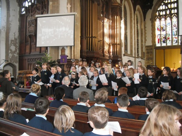 ogrenciler_kiliseye_goturuluyor