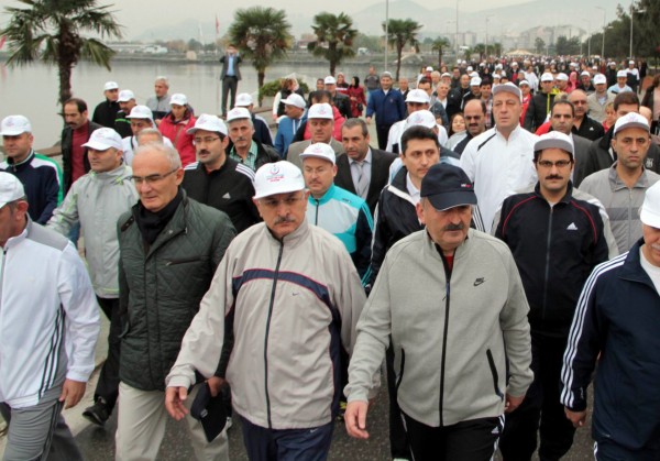 BAKAN MÜEZZİNOĞLU, SAĞLIKLI YAŞAM İÇİN YÜRÜDÜ SAĞLIK BAKANI DR. MEHMET MÜEZZİNOĞLU: “SAĞLIKLI BİR YAŞAM İÇİN 2 KELİMEYE ÇOK İHTİYACIMIZ VAR. BUNLARDAN BİR TANESİ SAĞLIKLI BESLENMEK, DİĞERİ DE HAREKET ETMEK” “BİZ YAŞAM KÜLTÜRÜMÜZE SAĞLIKLI BESLENMEYİ VE HAREKETİ KOYABİLİRSEK KRONİK HASTALIKLARDAN, KARDİYOVASKÜLER HASTALIKLARDAN VE KANSERDEN BÜYÜK ORANDA KENDİMİZİ KORUMUZ OLURUZ” “OBEZ OLAN VATANDAŞLARIMIZ KİLOLARINI YÜZDE 5 AZALTTIĞINDA DİYABETE YAKALANMA İHTİMALİ YÜZDE 45 AZALABİLİYOR” “VATANDAŞLARIMIZ GÜNDE ÇOK DEĞİL, YARIM SAAT KENDİLERİNE AYIRSINLAR, SONRA SEVDİKLERİNE AYIRSINLAR” “HASTA OLUP DA İYİ OLMA HAYALİ KURMAKTANSA SAĞLIKLI BİR YAŞAMI HEP BİRLİKTE SÜRDÜRMEK, EN DOĞRUSU VE EN GÜZELİDİR”