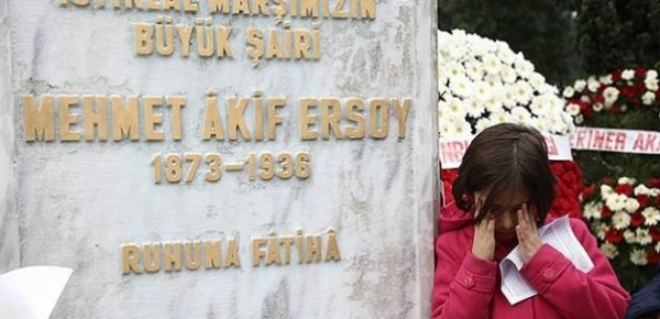 mehmet_akif_ersoy_kabri_basinda_anildi