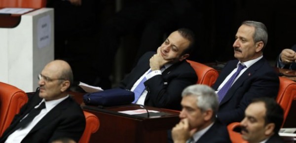 4_eski_bakan_icin_yuce_divan