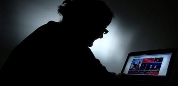 internet_bagimlisi_genc_elini_kesti